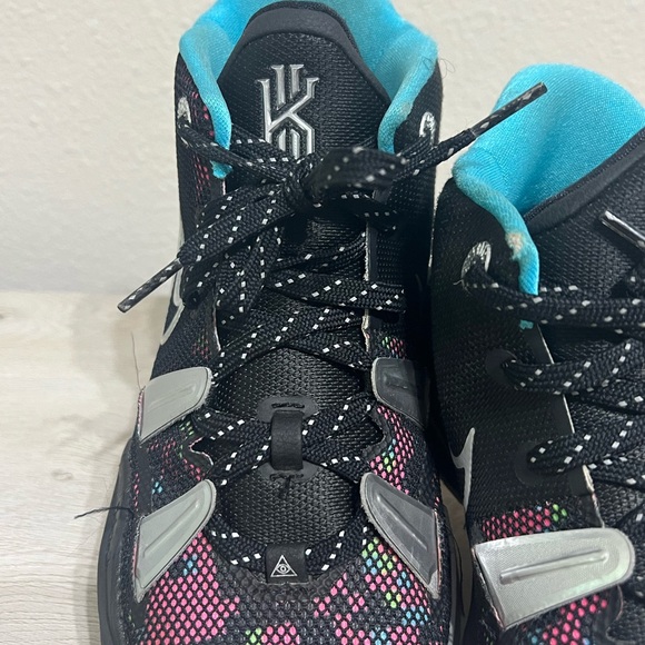 NIKE KYRIE  Size 7Y Sneakers Metallic Sliver Black Blue - YOUTH SIZE - Picture 2 of 10